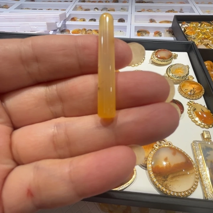 石英质玉（黄龙玉）未镶嵌颈饰