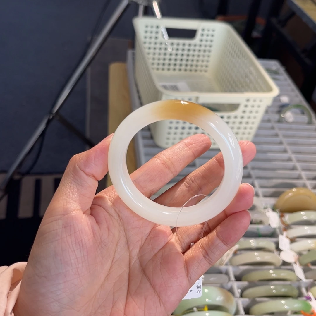 和田玉未镶嵌手镯  「糖白」大漏！