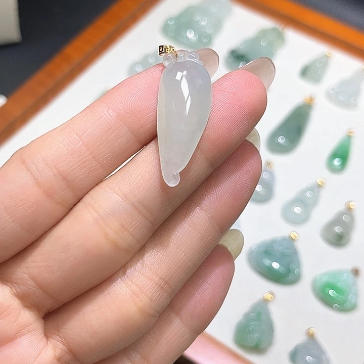 颈饰18K金镶嵌翡翠