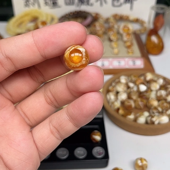 明***山未镶嵌琥珀裸石52号