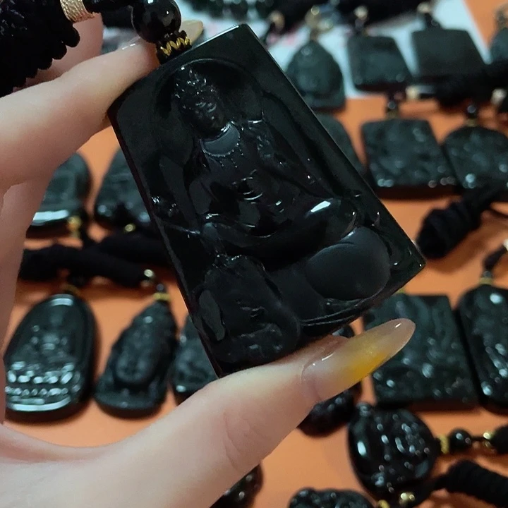 翡翠颈饰未镶嵌书*。