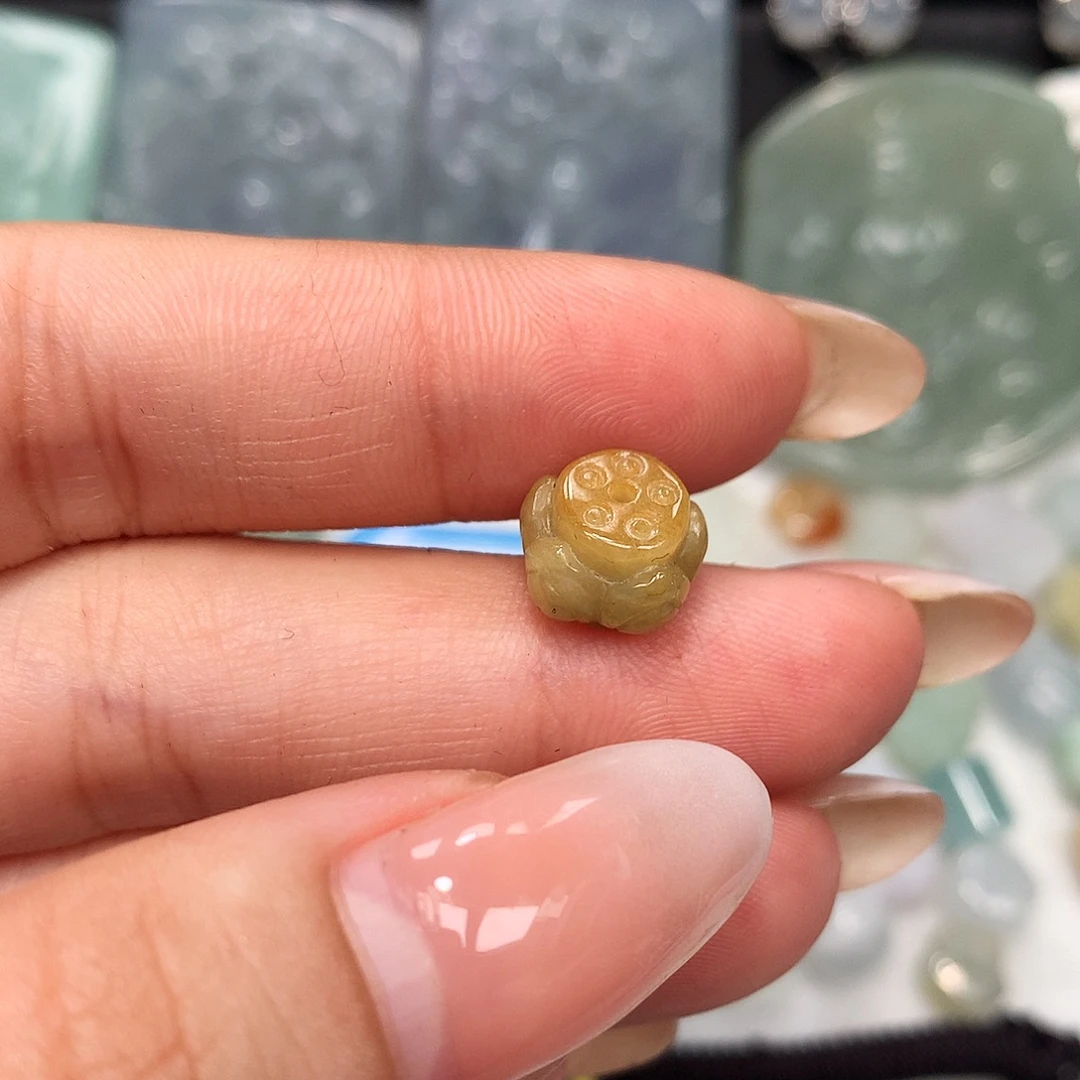 翡翠未镶嵌颈饰莲花