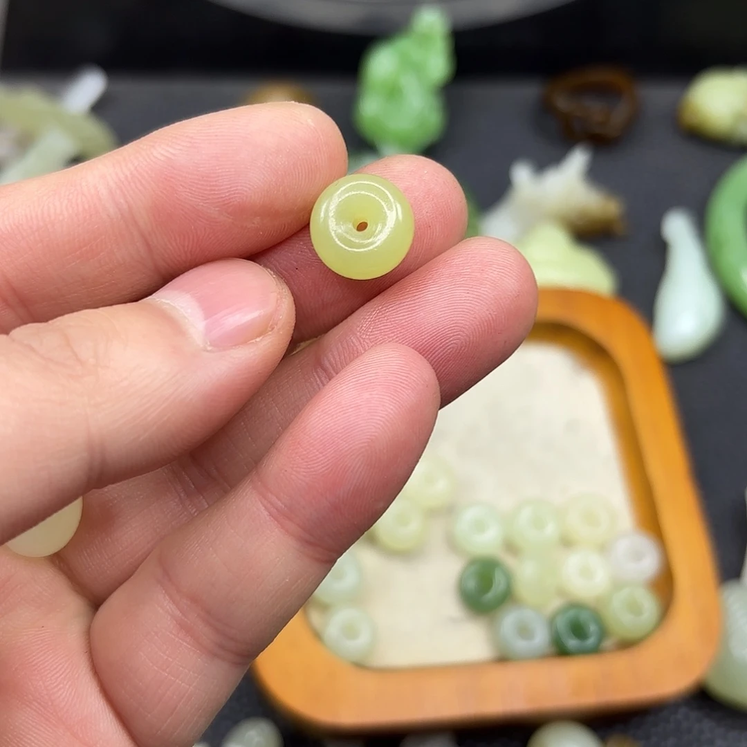 豆***妹和田玉未镶嵌颈饰