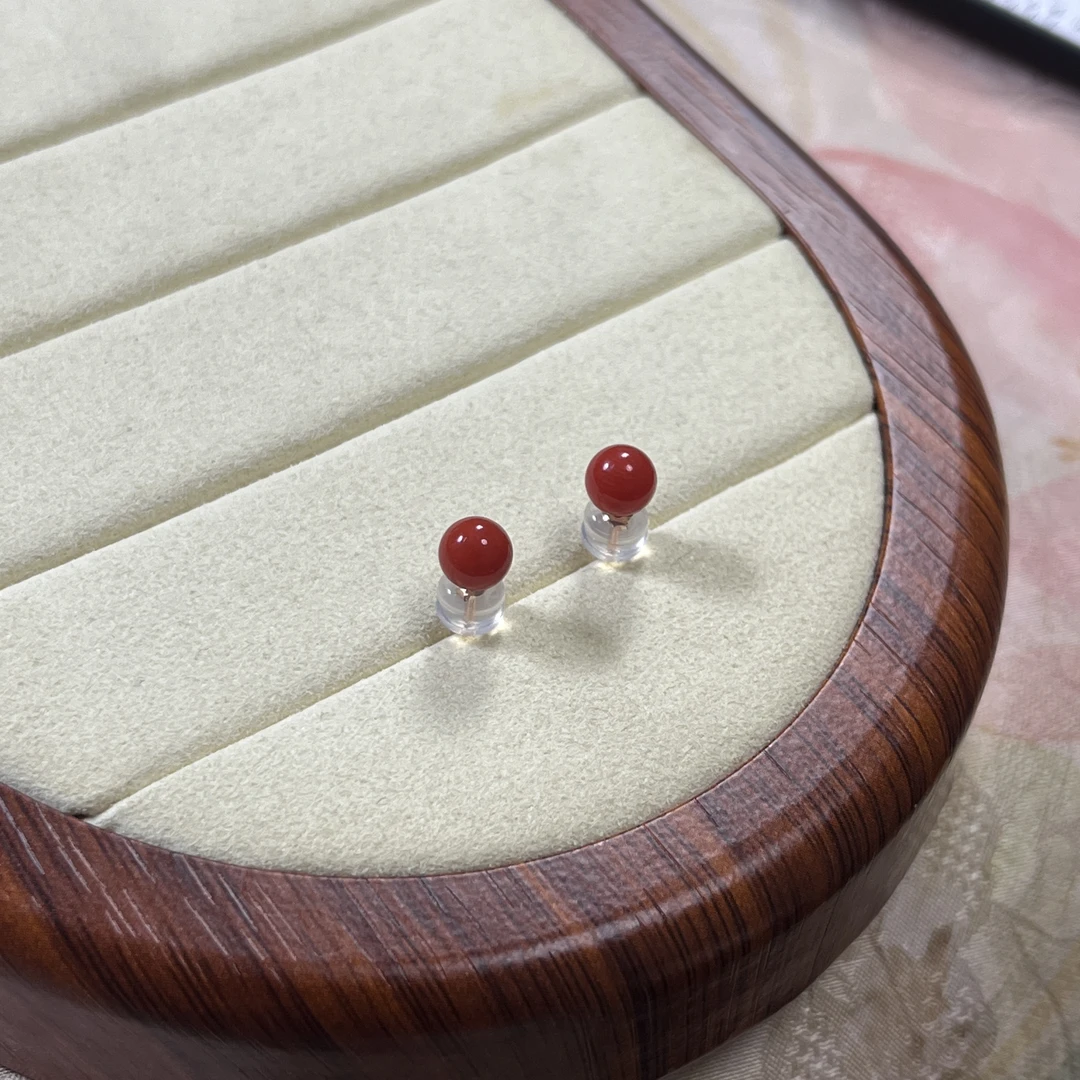 沙丁珊瑚红色圆珠5mm18K金新年红色耳钉【国检证书】