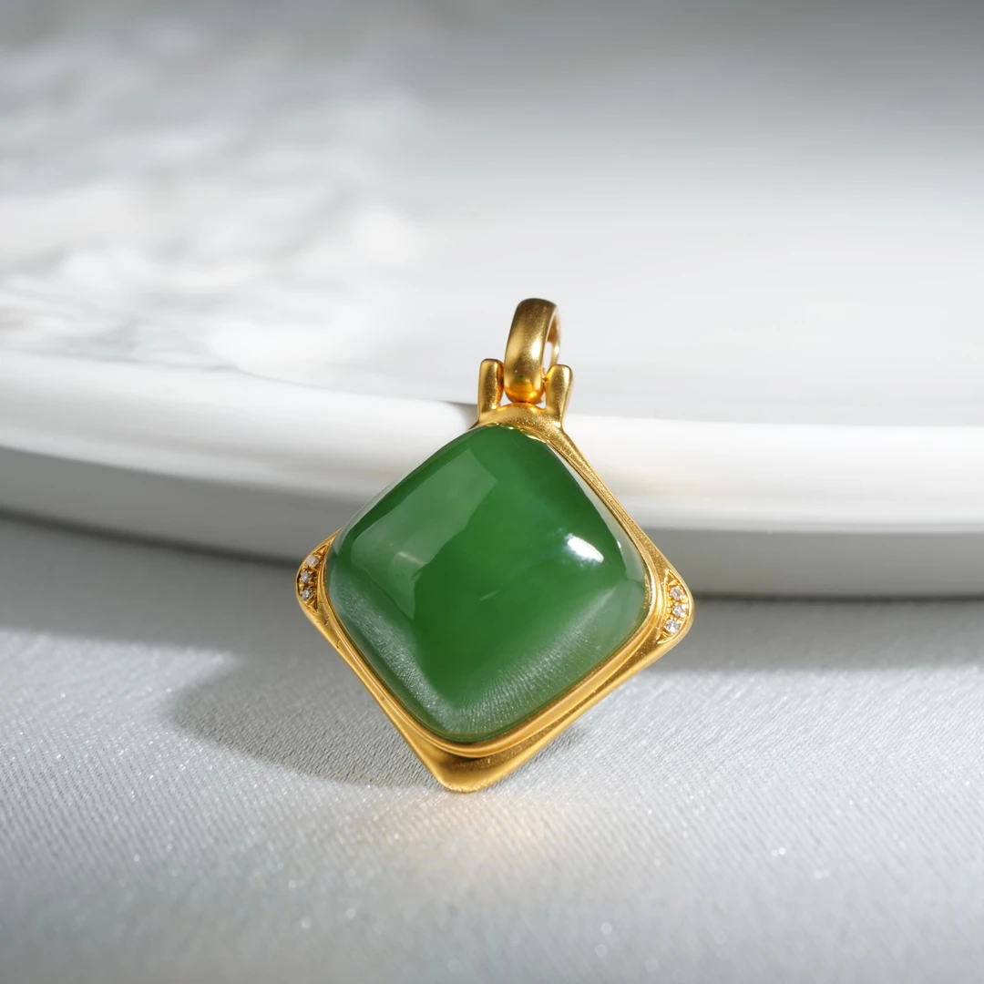 【鹿鸣】18k金和田玉方形老料粉绿吊坠 16*16*6mm不含链  D45