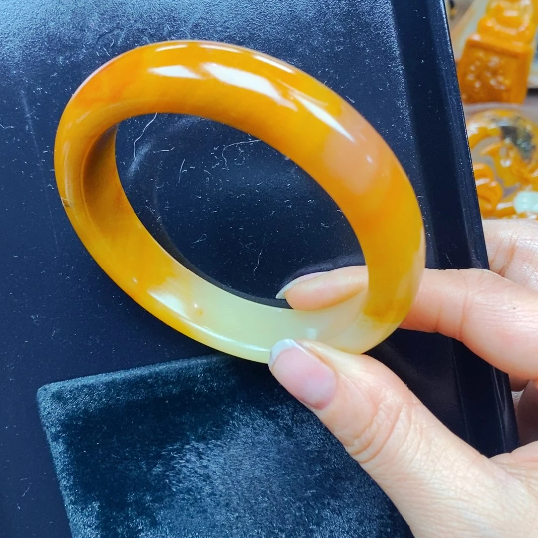 未镶嵌石英质玉（黄龙玉）颈饰