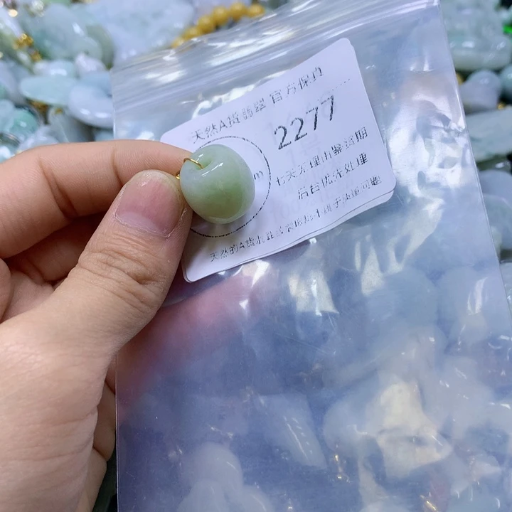 翡翠足银镀金镶嵌颈饰翡翠