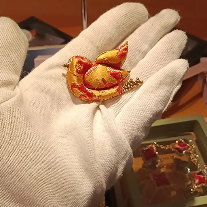 织绣和平小屋非遗蜀锦和平鸽红➕金