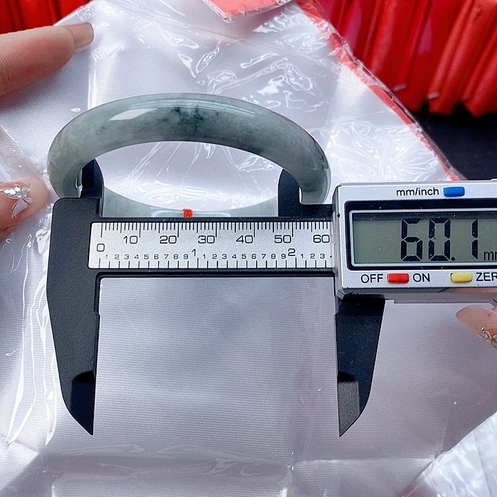 翡翠手镯未镶嵌138。 