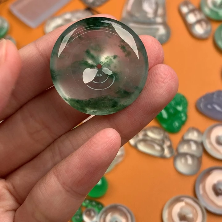 翡翠挂件未镶嵌….