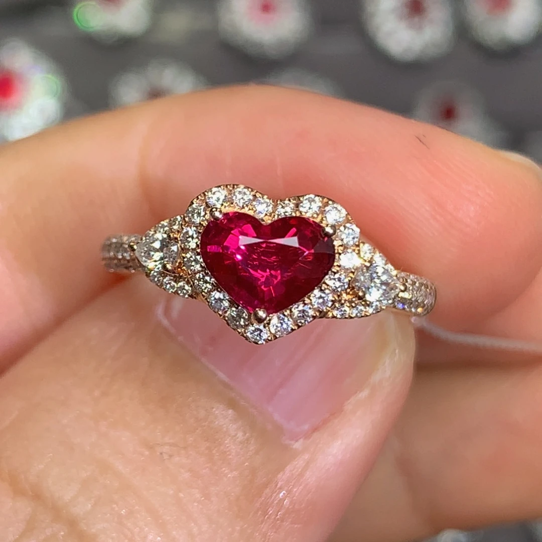 红宝石戒指18K金镶嵌