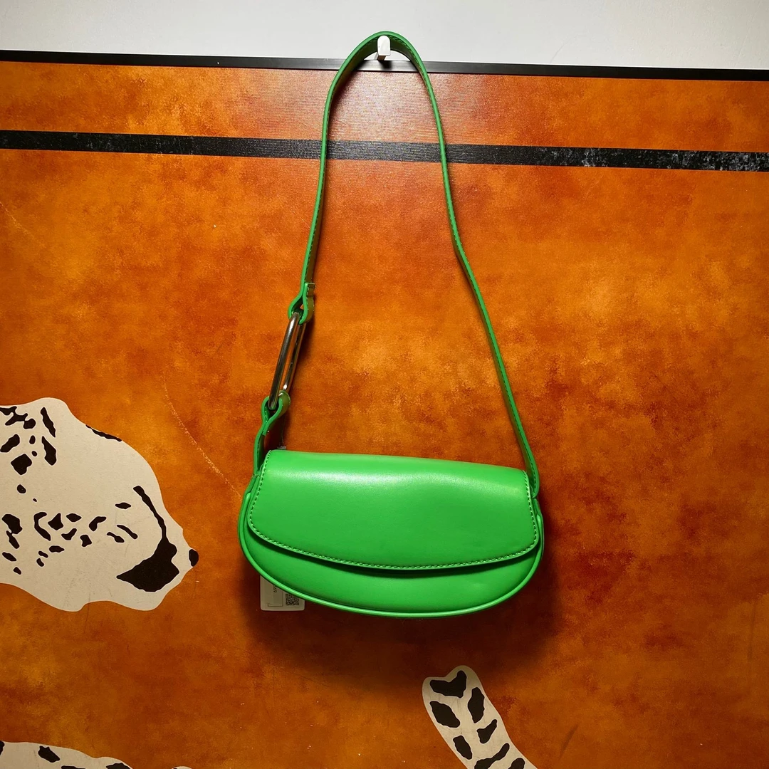 99新 CHARLES & KEITH CK 16677斜挎包