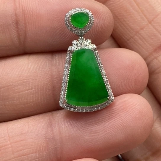 翡翠18K金镶嵌颈饰吊坠