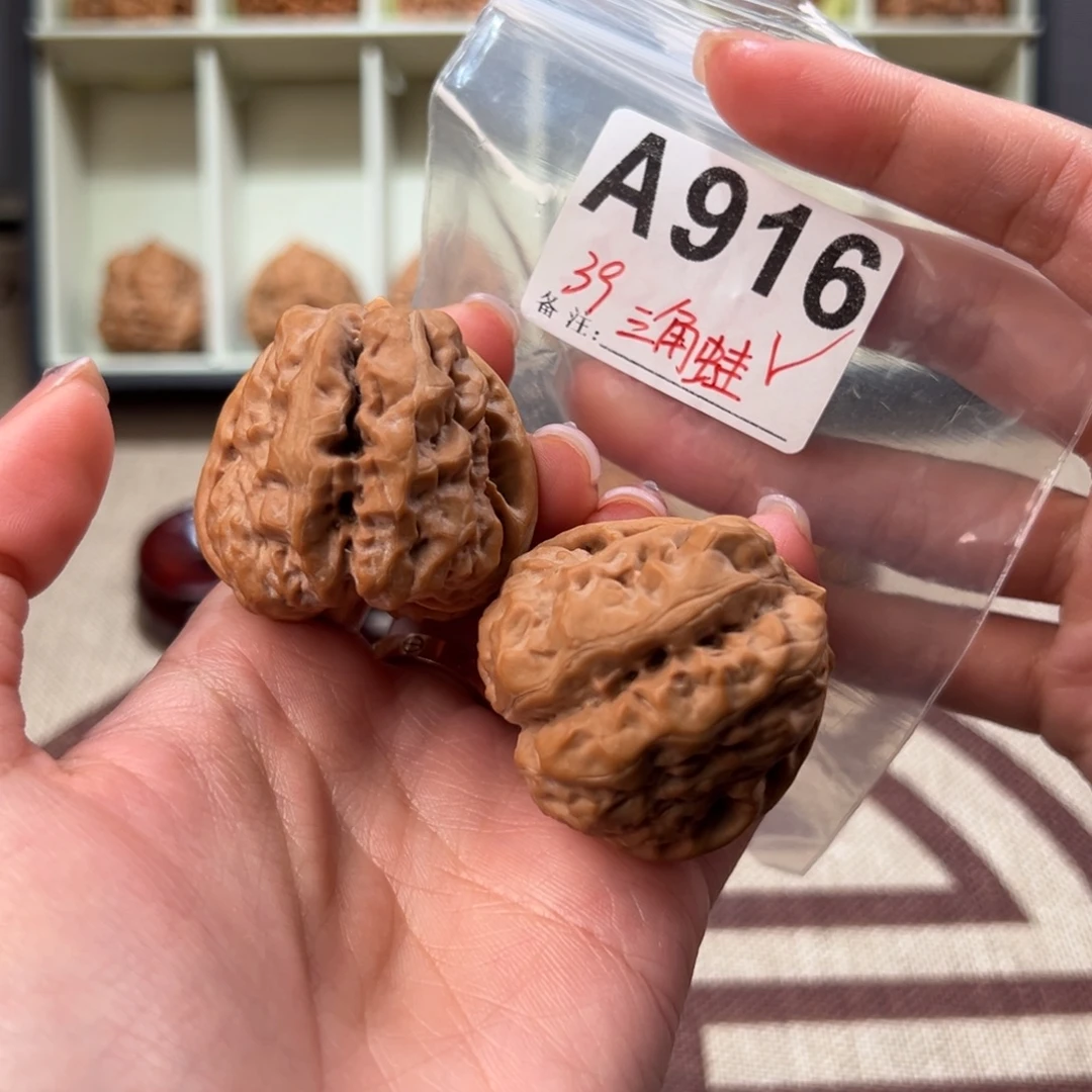 39四开背三角蛙文玩核桃