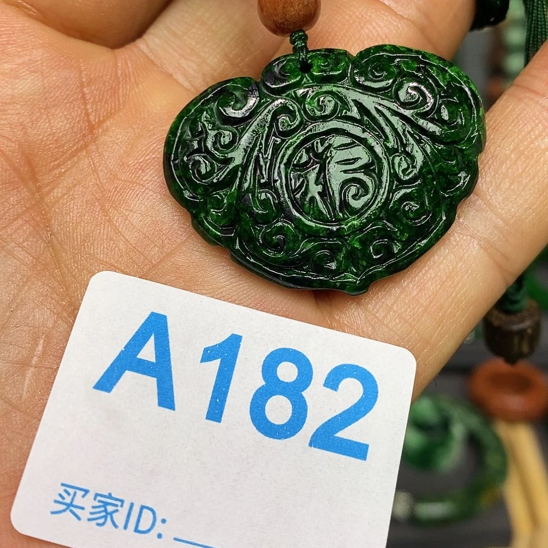 翡翠未镶嵌颈饰y****n漂亮美眉