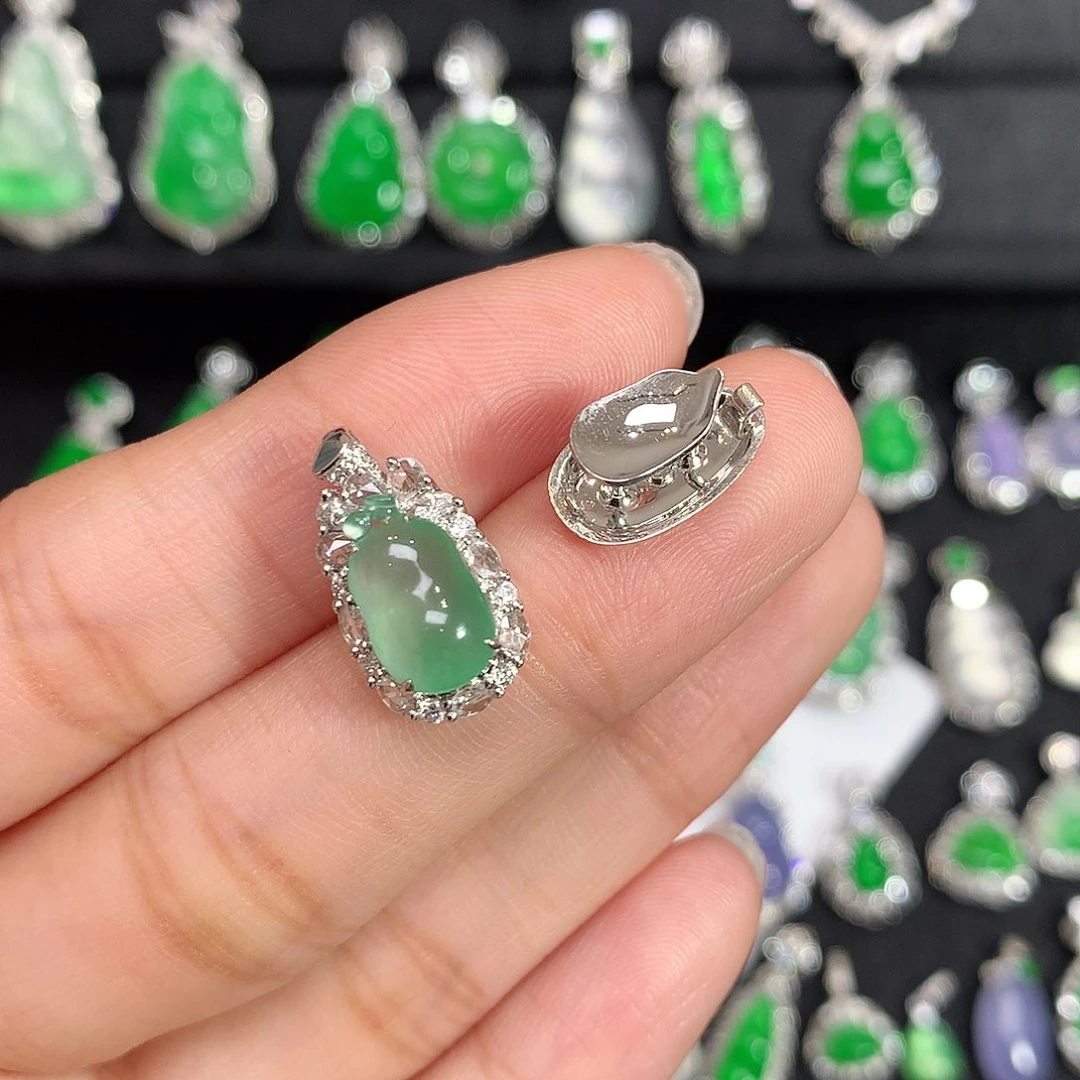 颈饰18K金镶嵌翡翠