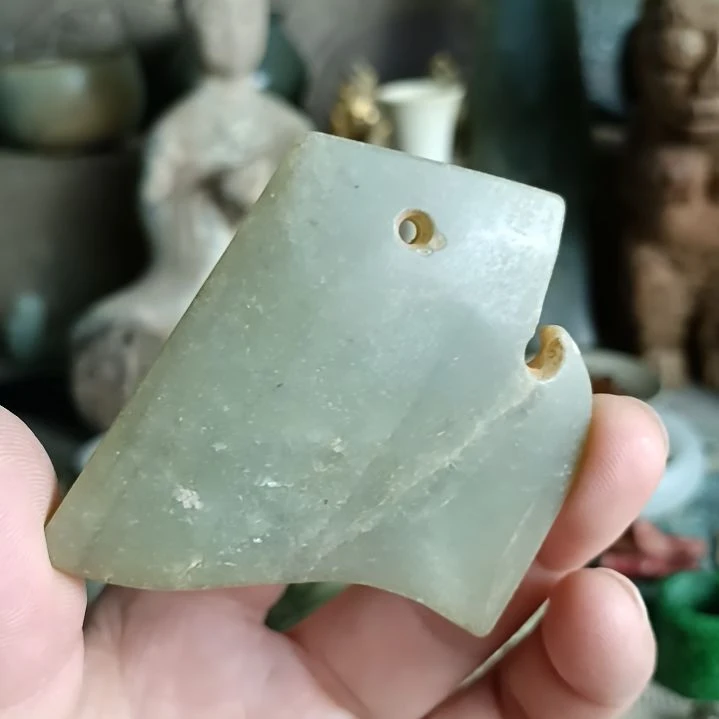 盘素玉斧，玉质温润