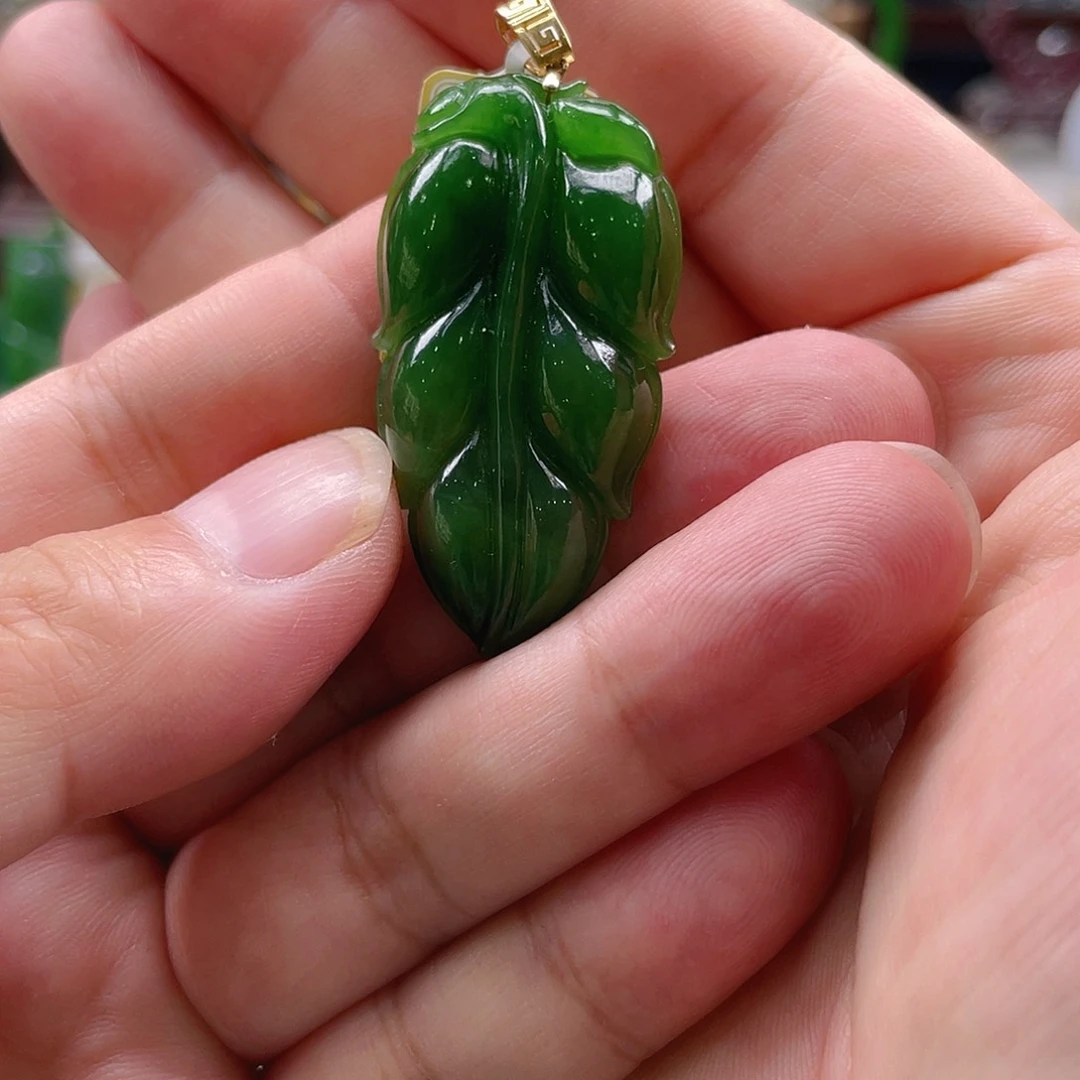 颈饰18K金镶嵌和田玉（碧玉）