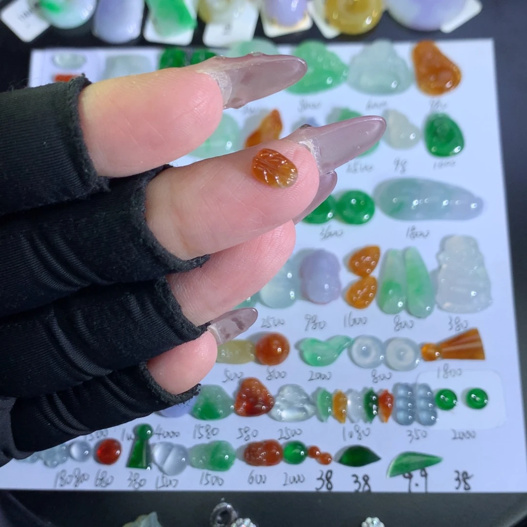 翡翠裸石未镶嵌红叶子