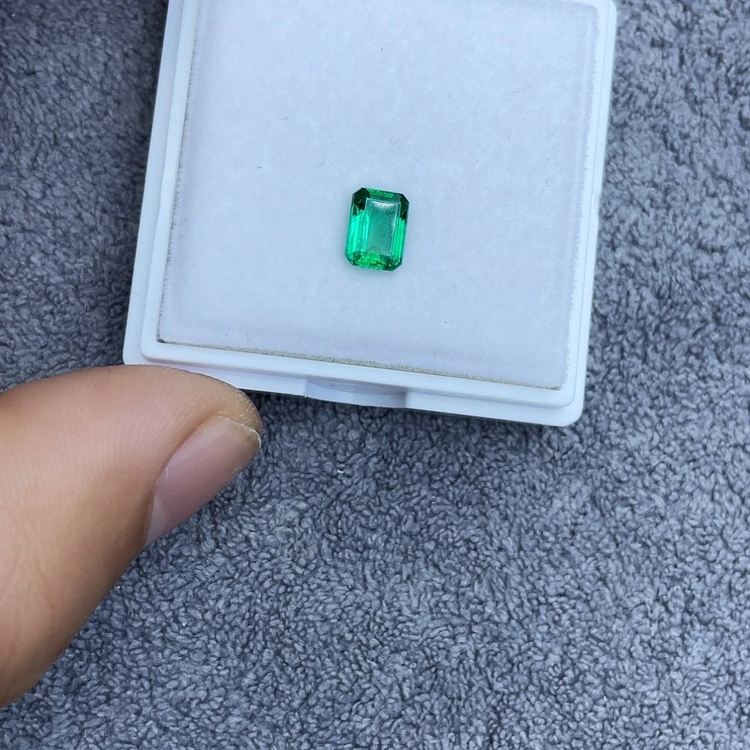 祖母绿裸石0.794Ct。