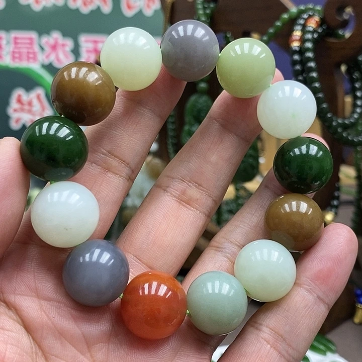 行***贾和田玉未镶嵌颈饰