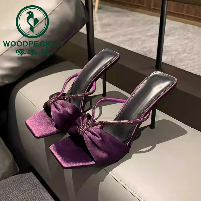 啄木鸟水钻一字带凉鞋女2025夏季新款蝴蝶结露趾外穿高跟凉拖鞋