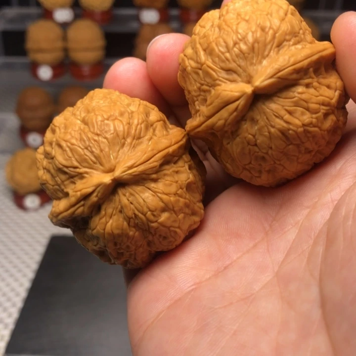 文玩核桃把件24金丝绣球