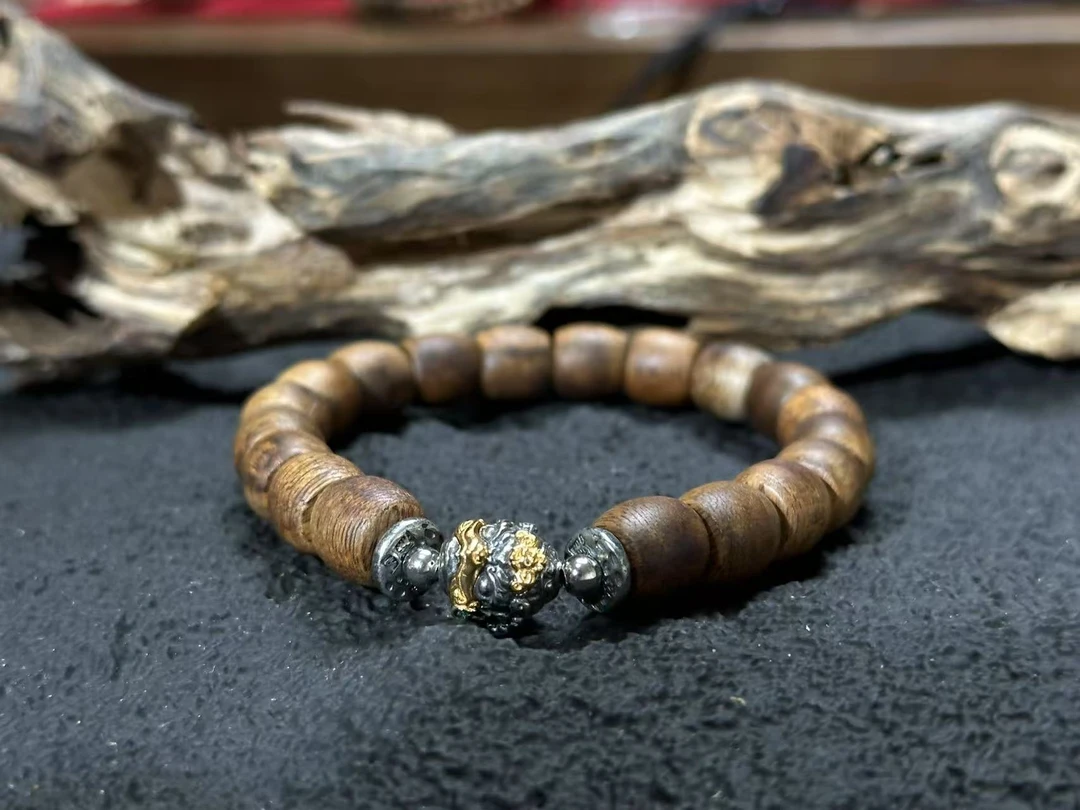 沉香（大鹏鸟）乌身圆叶直切单圈10mm带配饰（多样性发一）