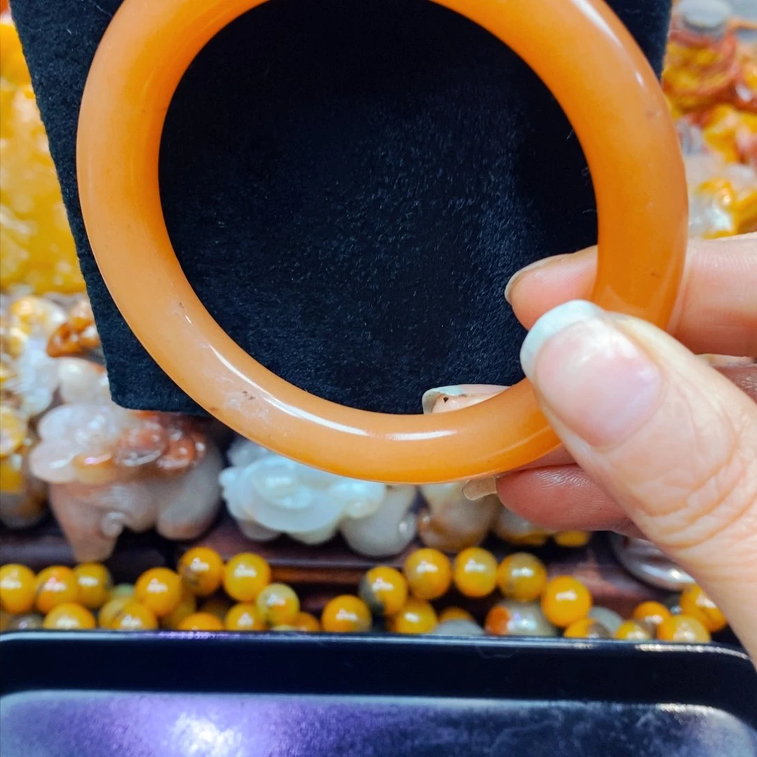 未镶嵌石英质玉（黄龙玉）颈饰