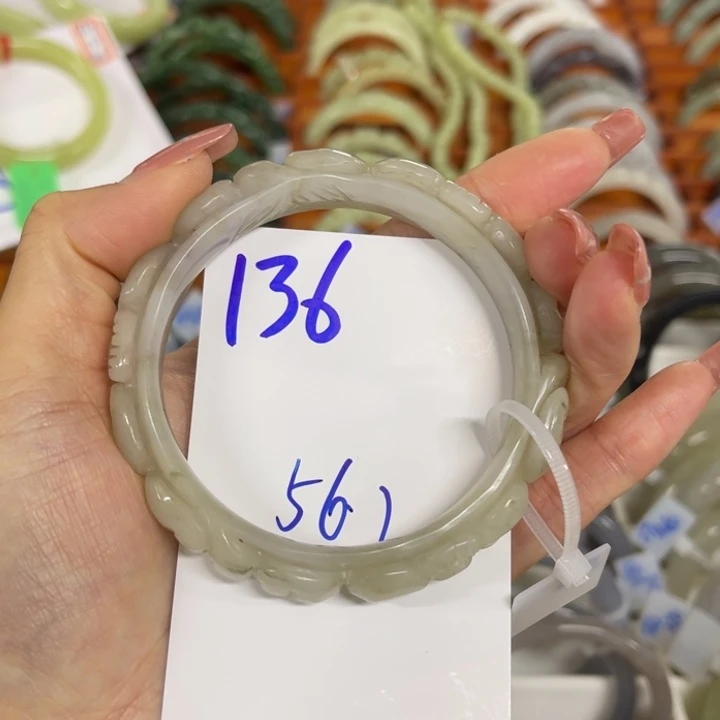 和田玉未镶嵌手镯