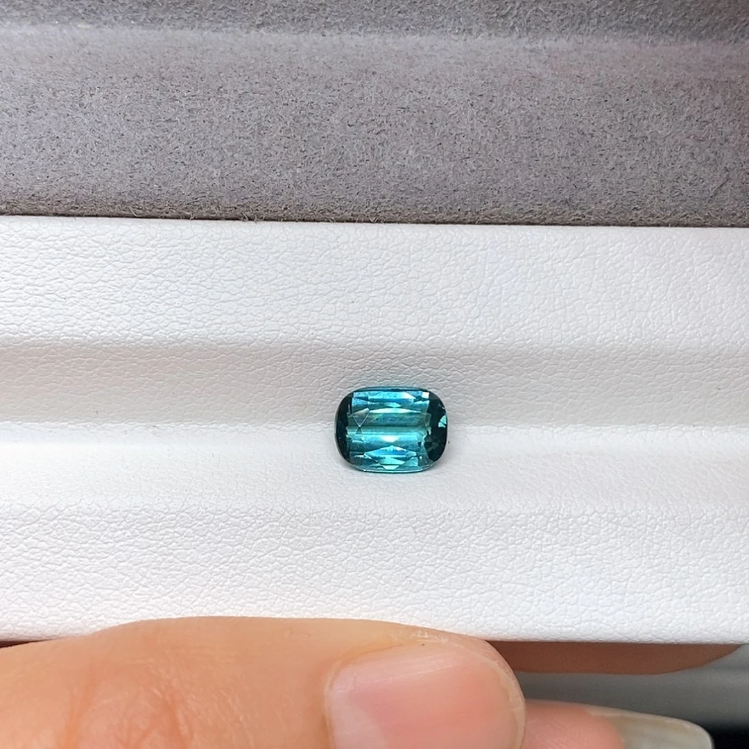 碧玺未镶嵌1.8克拉天然全净满火彩蒂芙尼蓝碧玺