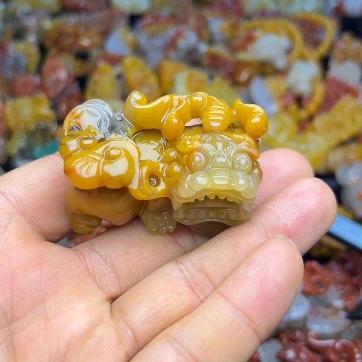 石英质玉（黄龙玉）未镶嵌颈饰