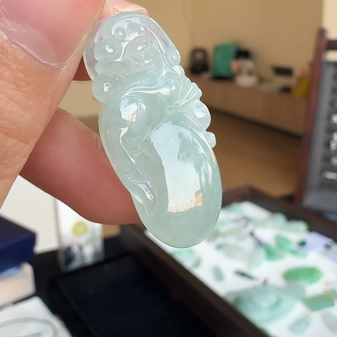 翡翠未镶嵌颈饰甜绿貔貅