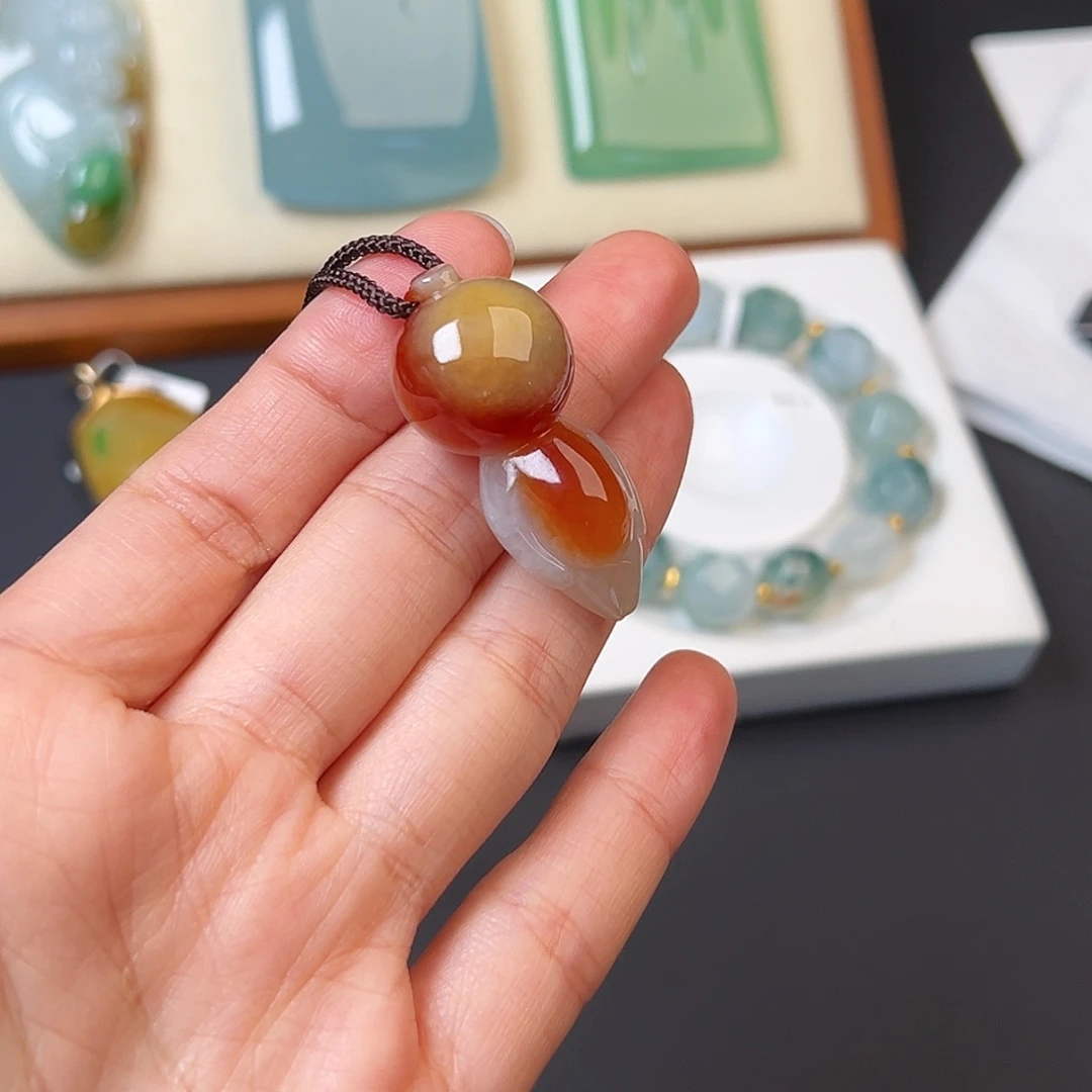 翡翠未镶嵌颈饰福娃