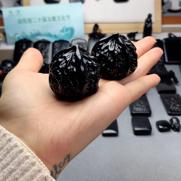 和田玉（墨玉）未镶嵌把件有毛孔