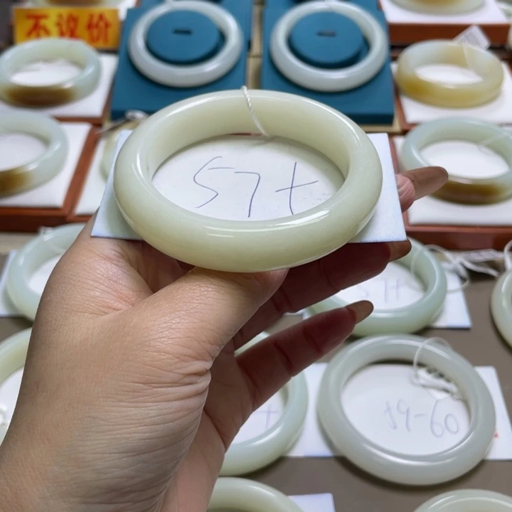 和田玉手镯未镶嵌