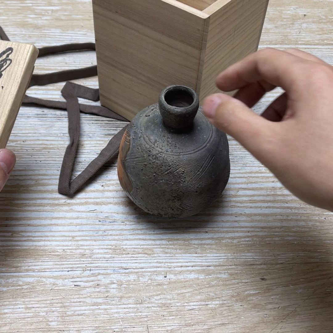 瓷片断***哥密密麻麻地排列着