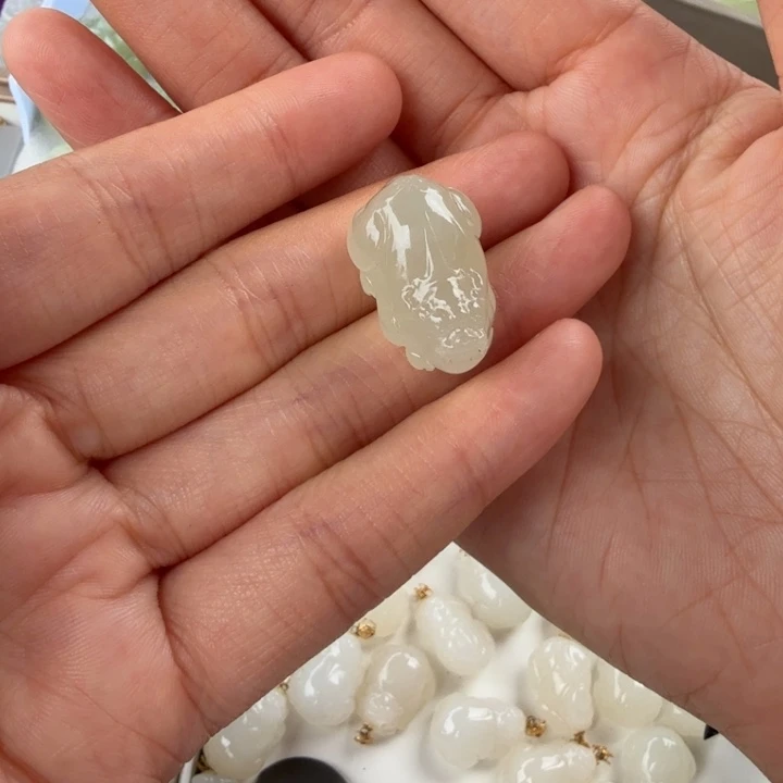 *****和田玉未镶嵌颈饰盼
