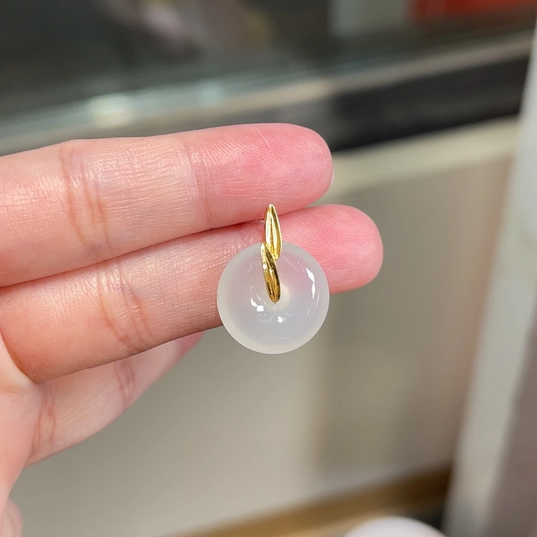 翡翠18K金镶嵌颈饰平安扣