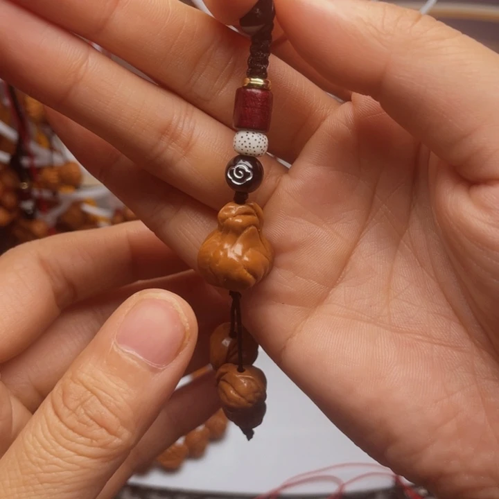 木质类龙纹桃枭挂件