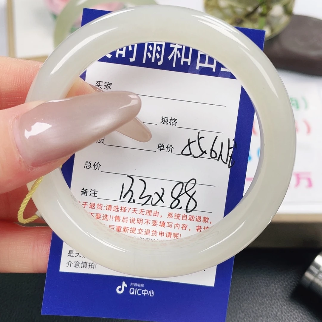 月***吻和田玉未镶嵌手镯