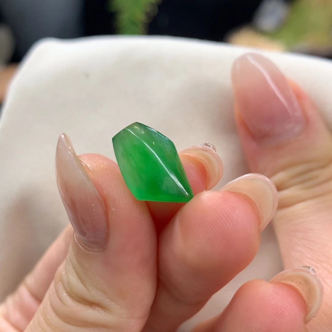 翡翠散珠黄阳绿卡15.3-9.6-5.1