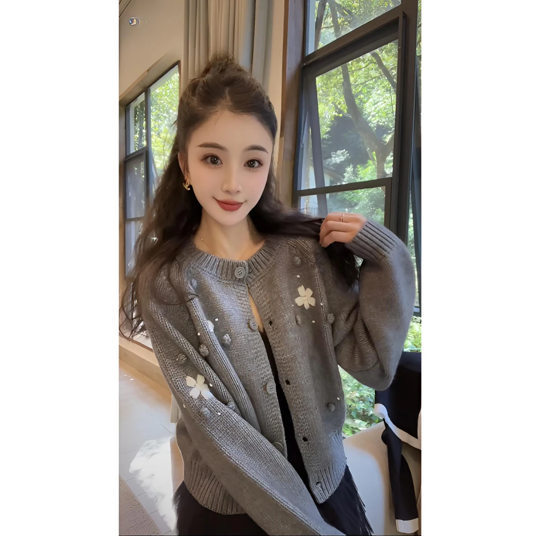 洋洋优选-秋冬新款重工刺绣花朵单排扣设计圆领毛衣外套女YY70397