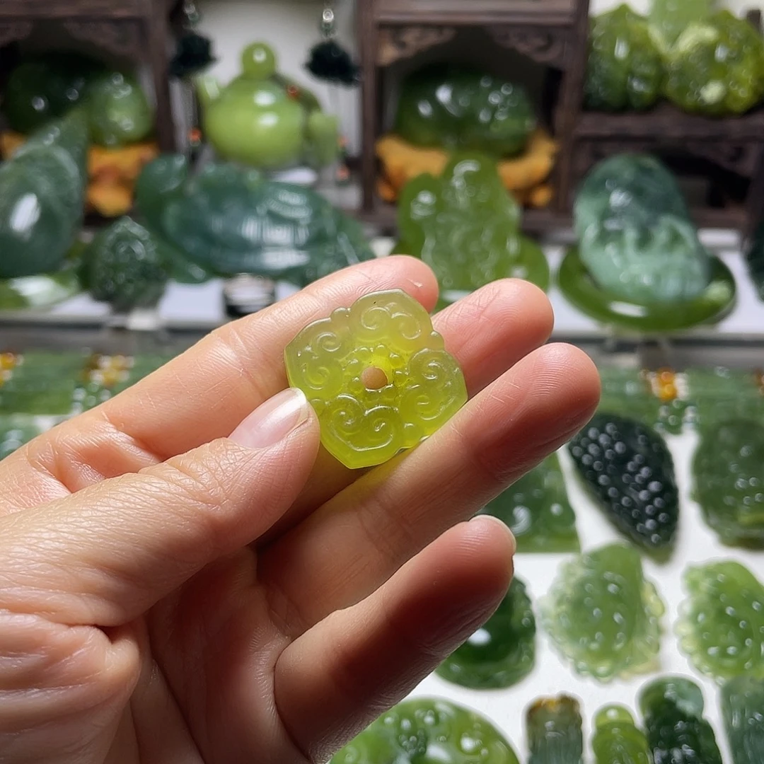蛇纹石玉未镶嵌颈饰