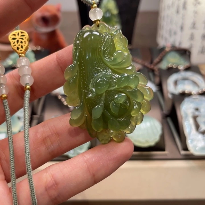 蛇纹石玉未镶嵌颈饰