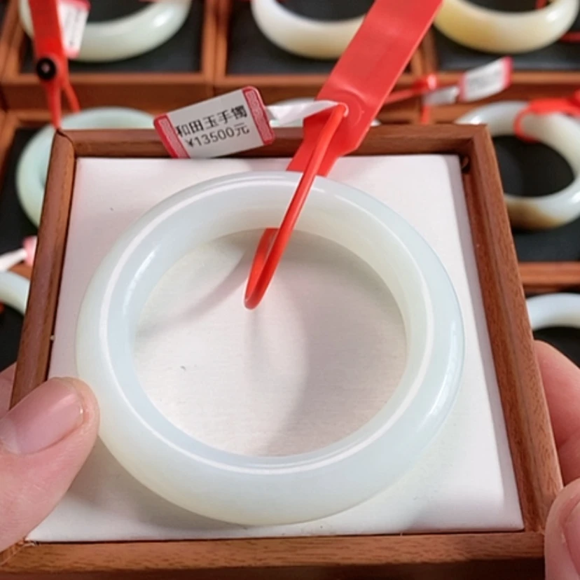 【闪购商品】未镶嵌手镯和田玉来****妹