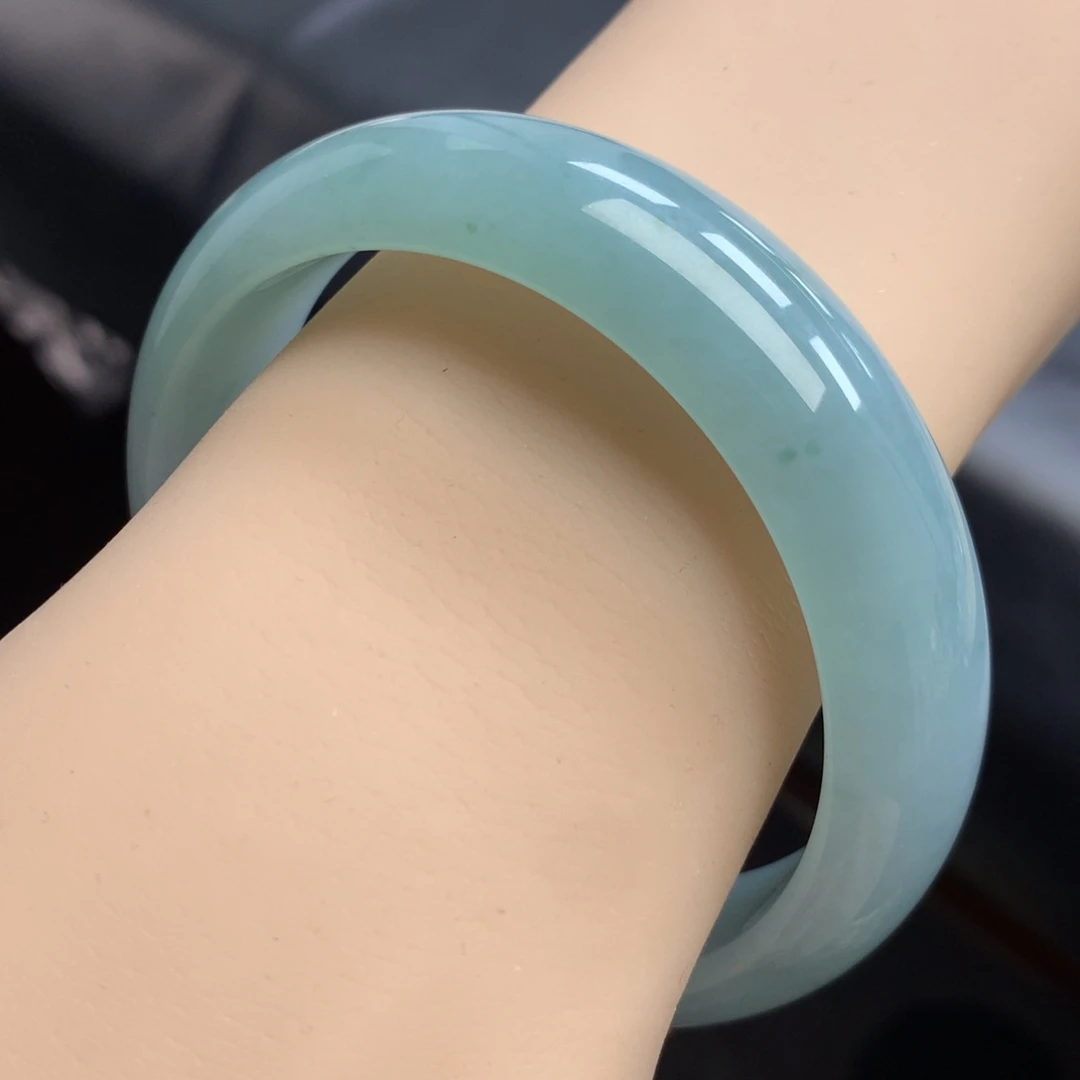 翡翠未镶嵌手镯轮胎 特色