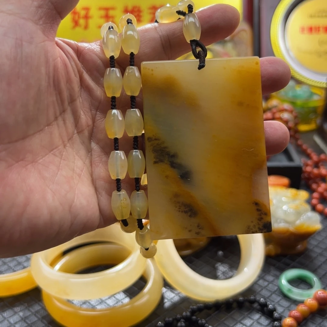 颈饰未镶嵌石英质玉
