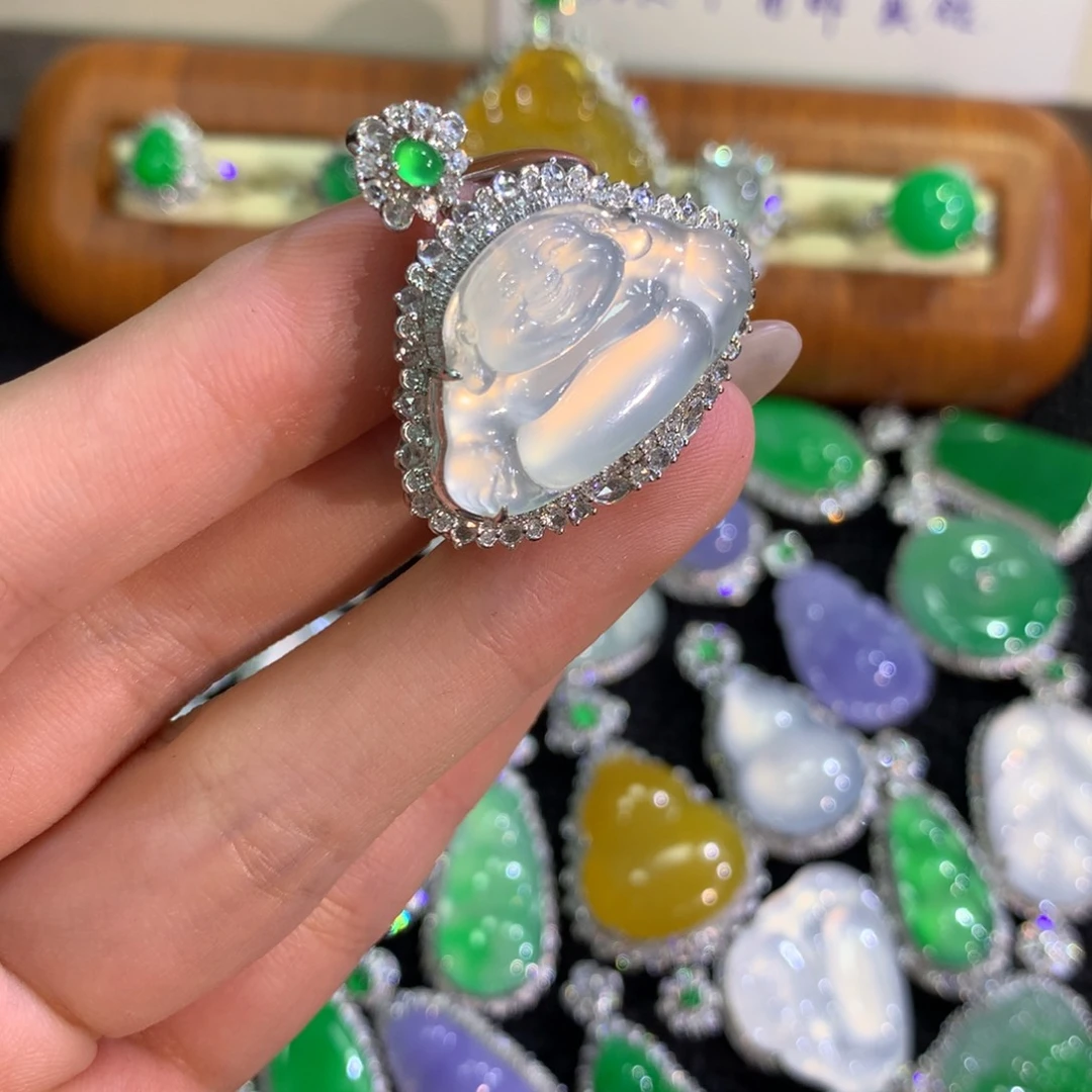 颈饰18K金镶嵌翡翠