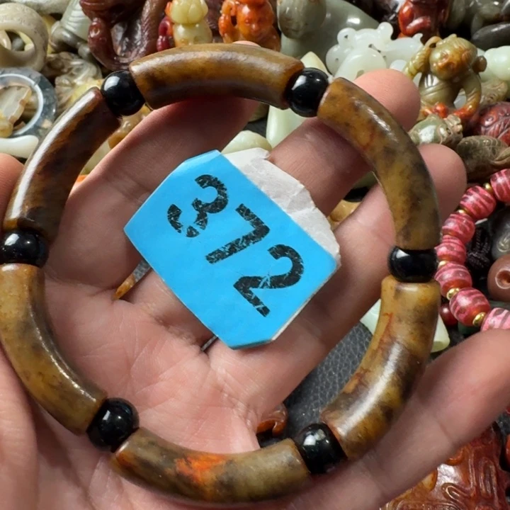 古***生和田玉未镶嵌颈饰